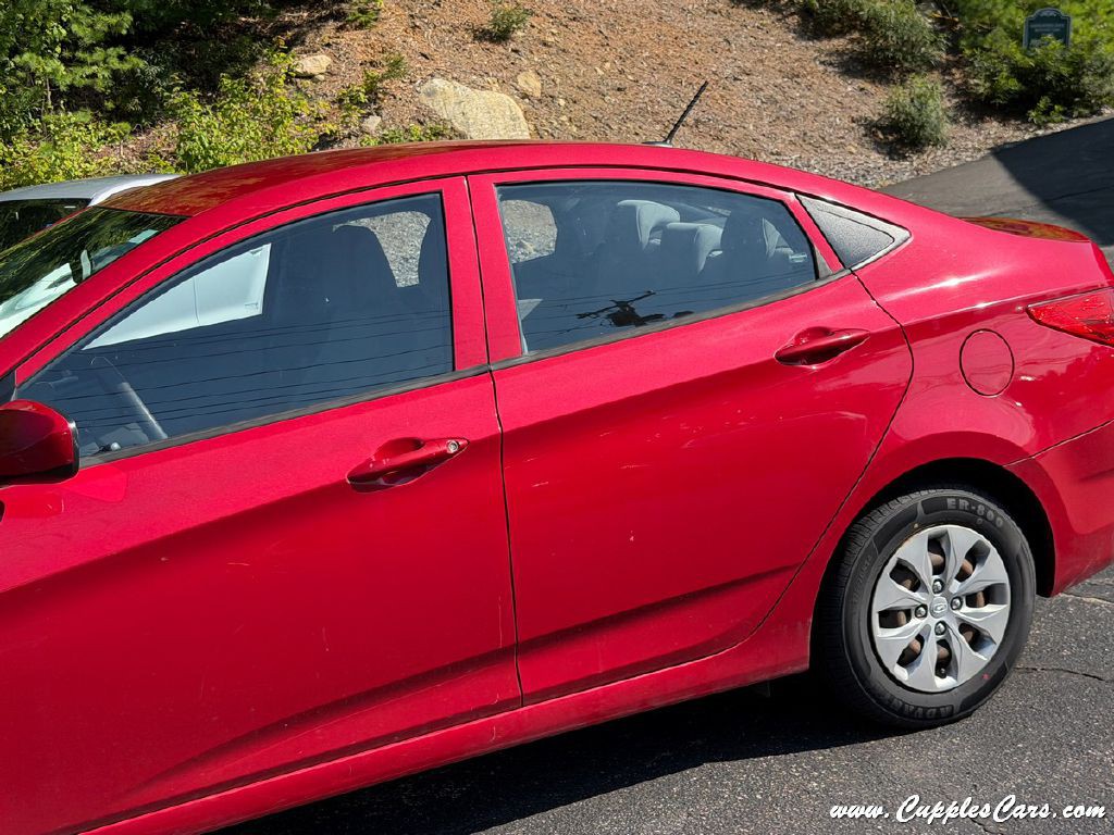 2013 Hyundai Accent Image 23