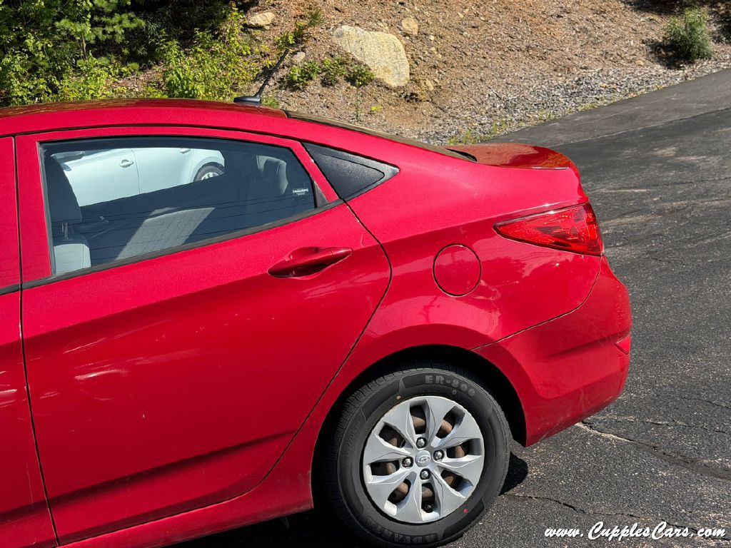 2013 Hyundai Accent Image 24