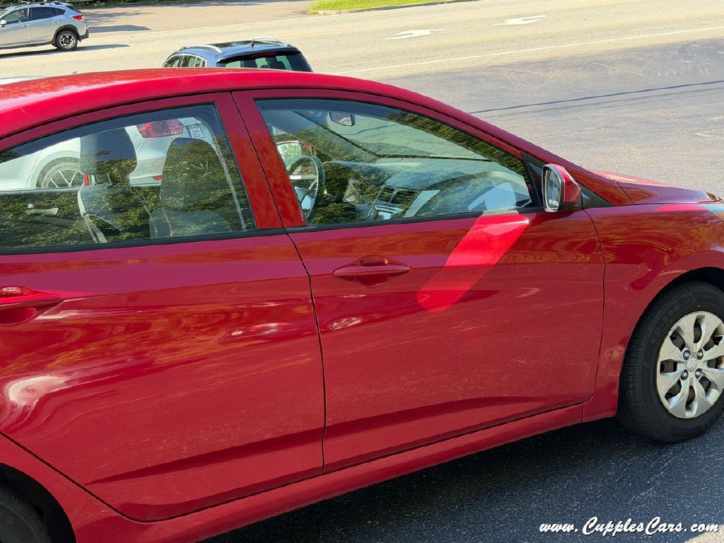 2013 Hyundai Accent Image 28