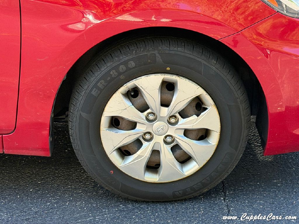 2013 Hyundai Accent Image 30