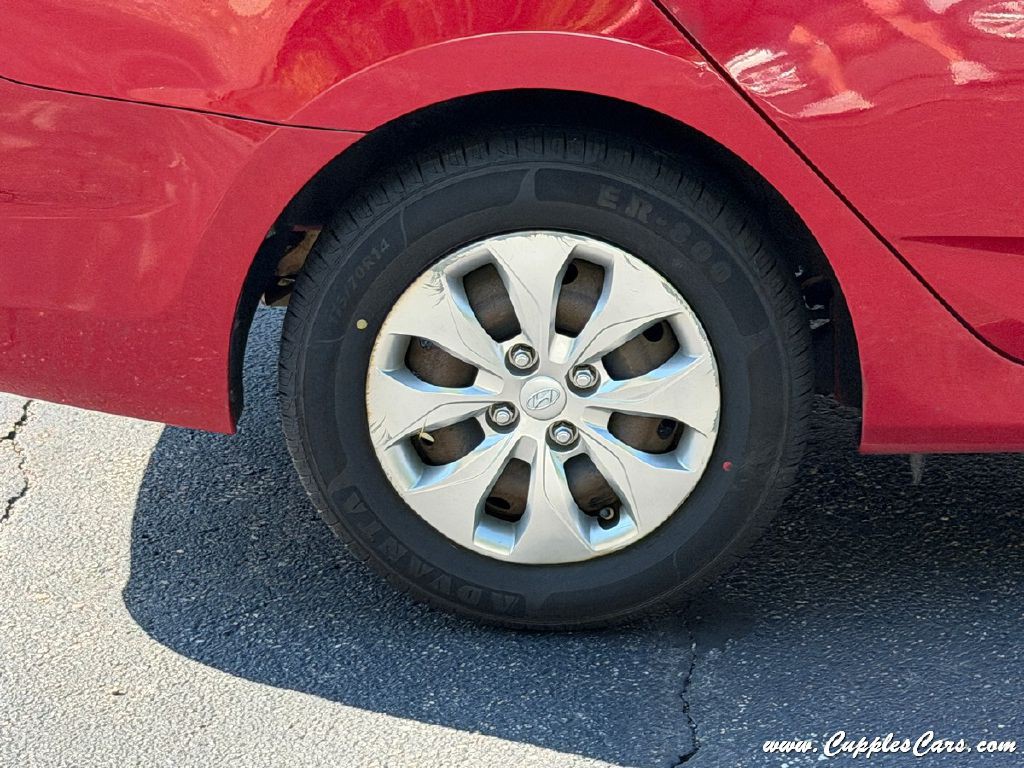 2013 Hyundai Accent Image 31