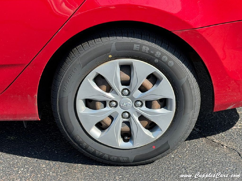 2013 Hyundai Accent Image 32