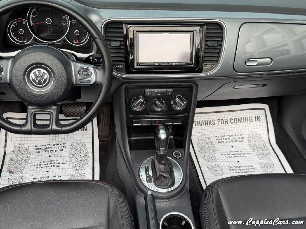 2015 Volkswagen Beetle Image 24