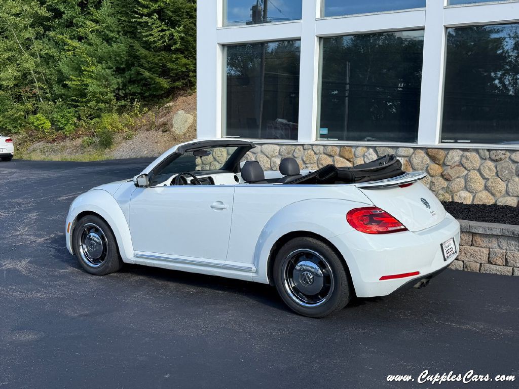 2015 Volkswagen Beetle Image 2