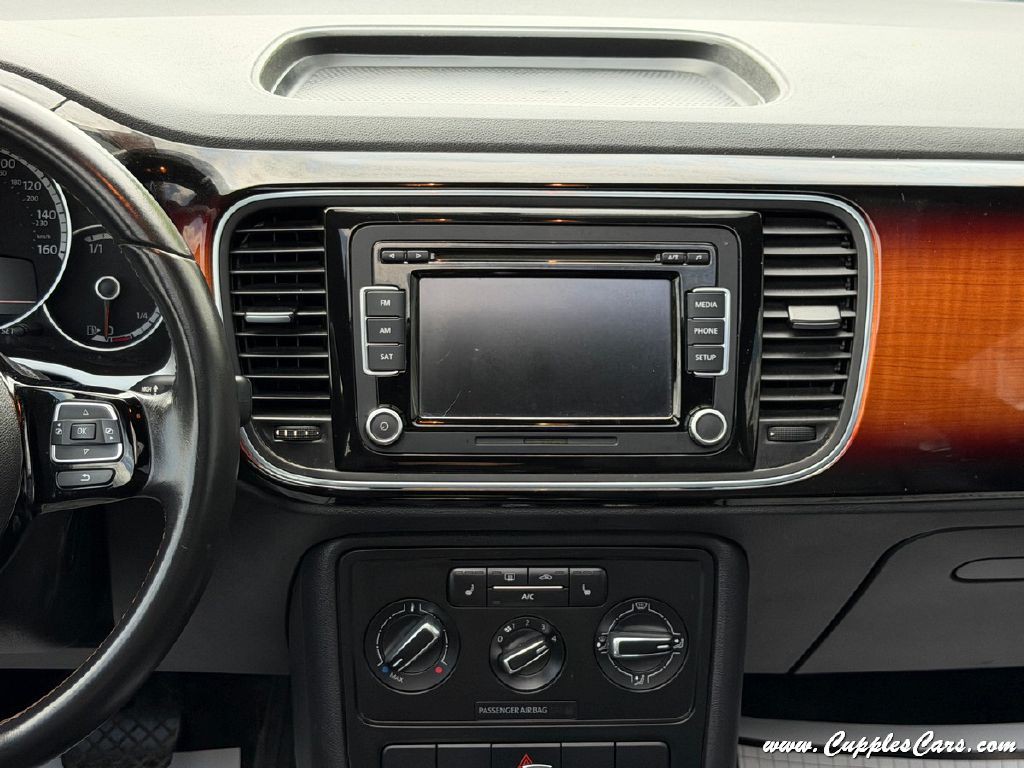 2013 Volkswagen Beetle Image 19