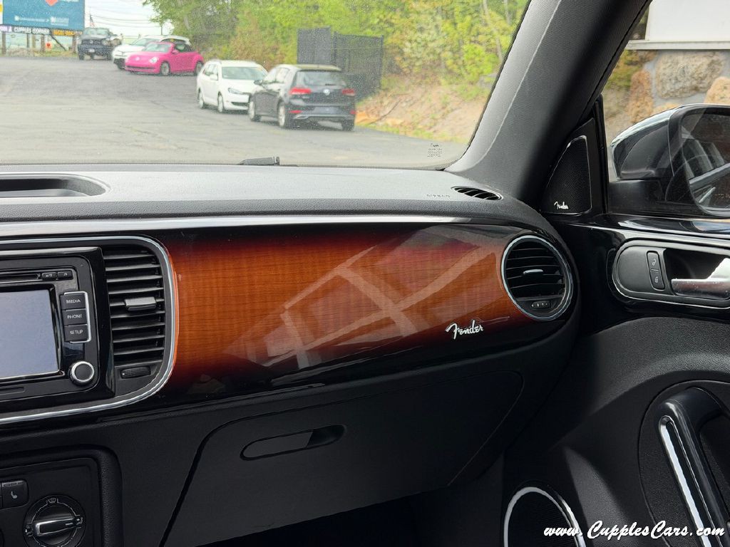 2013 Volkswagen Beetle Image 24