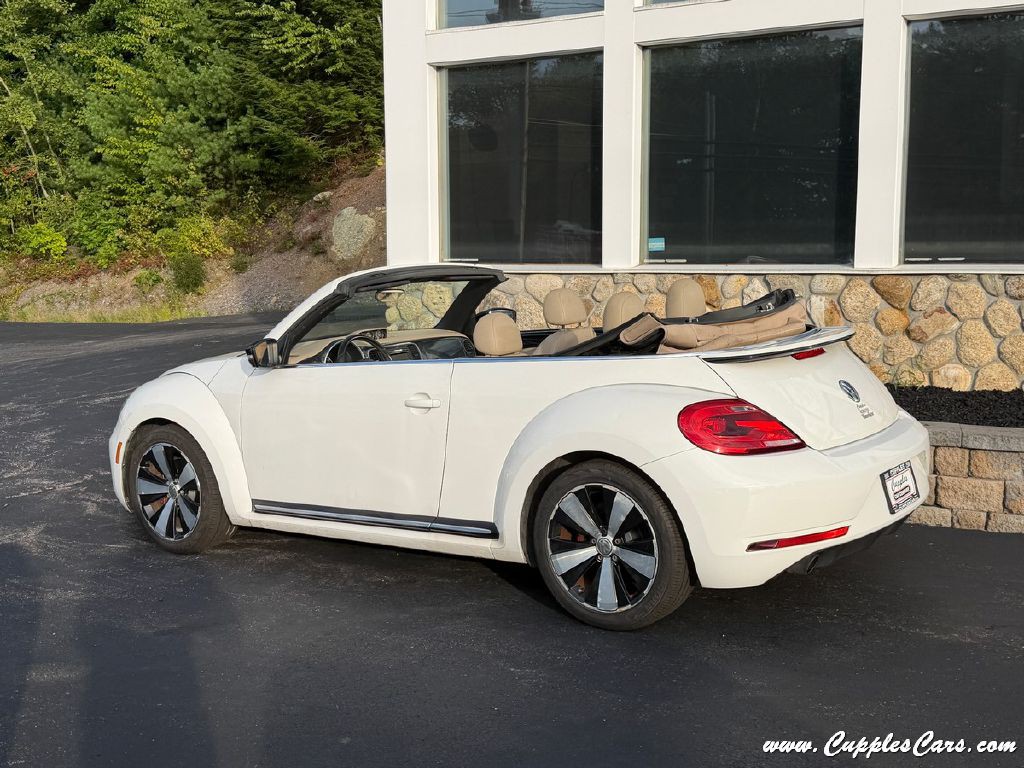 2013 Volkswagen Beetle Image 2
