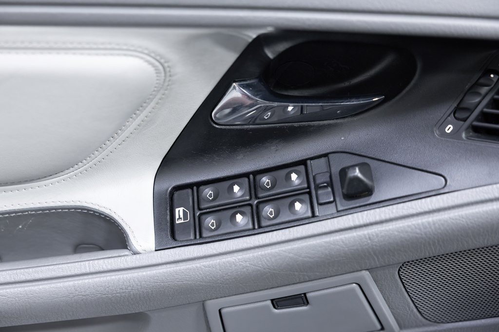 1997 BMW 8 Series Image 32
