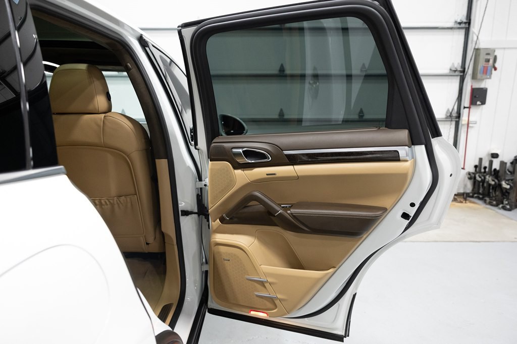 2015 Porsche Cayenne Image 2