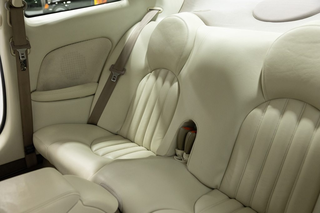 2001 Jaguar XK-Series Image 19