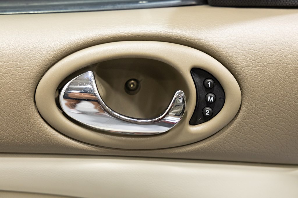 2001 Jaguar XK-Series Image 22