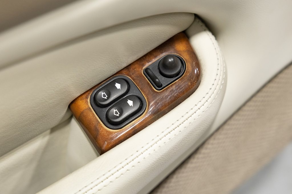 2001 Jaguar XK-Series Image 23