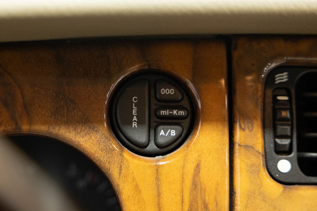 2001 Jaguar XK-Series Image 36