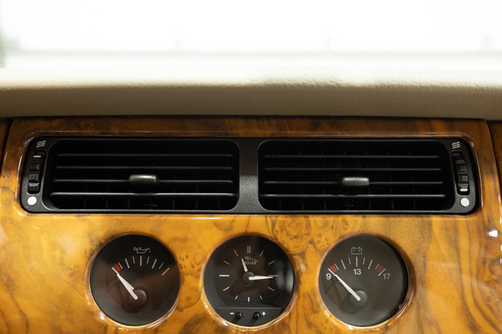 2001 Jaguar XK-Series Image 37