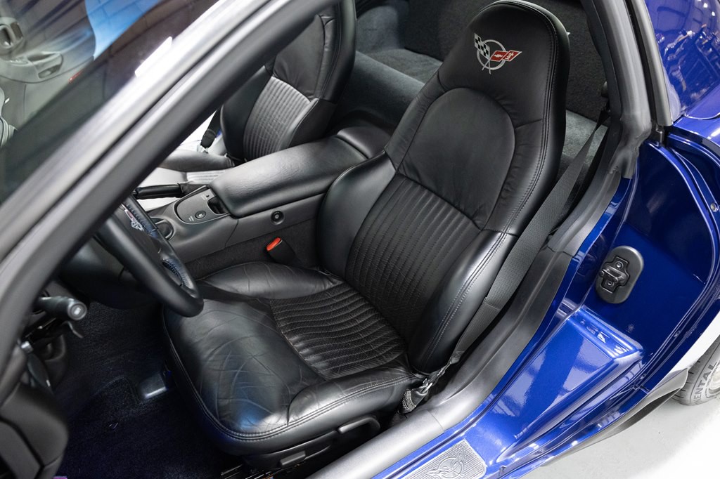 2004 Chevrolet Corvette Image 17