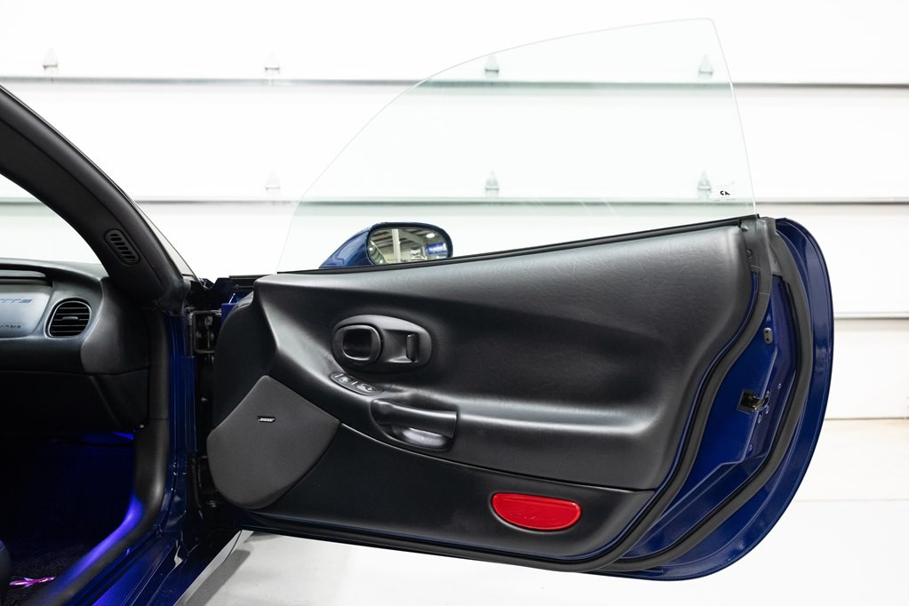 2004 Chevrolet Corvette Image 24