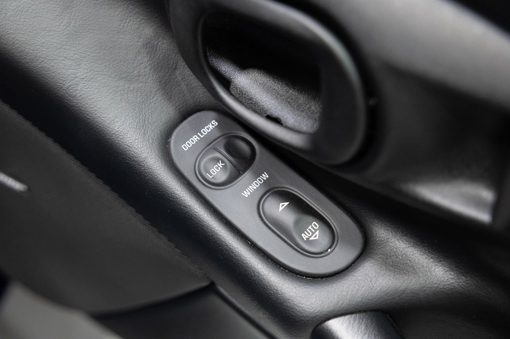 2004 Chevrolet Corvette Image 25