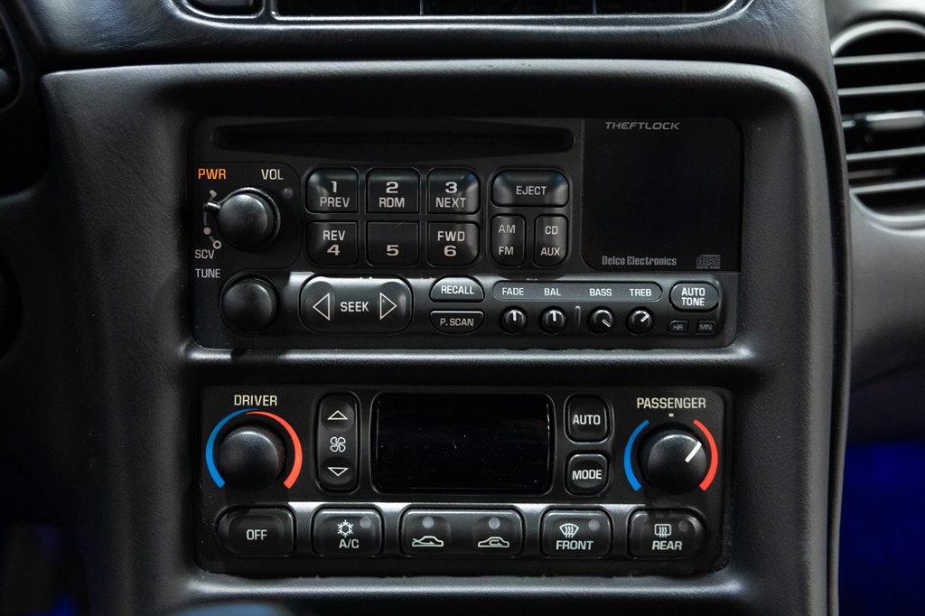 2004 Chevrolet Corvette Image 35