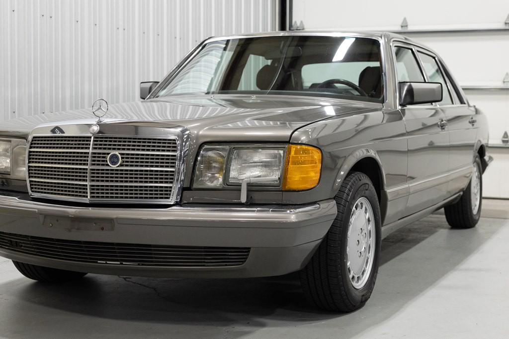 1988 Mercedes-Benz 560-Class Image 2