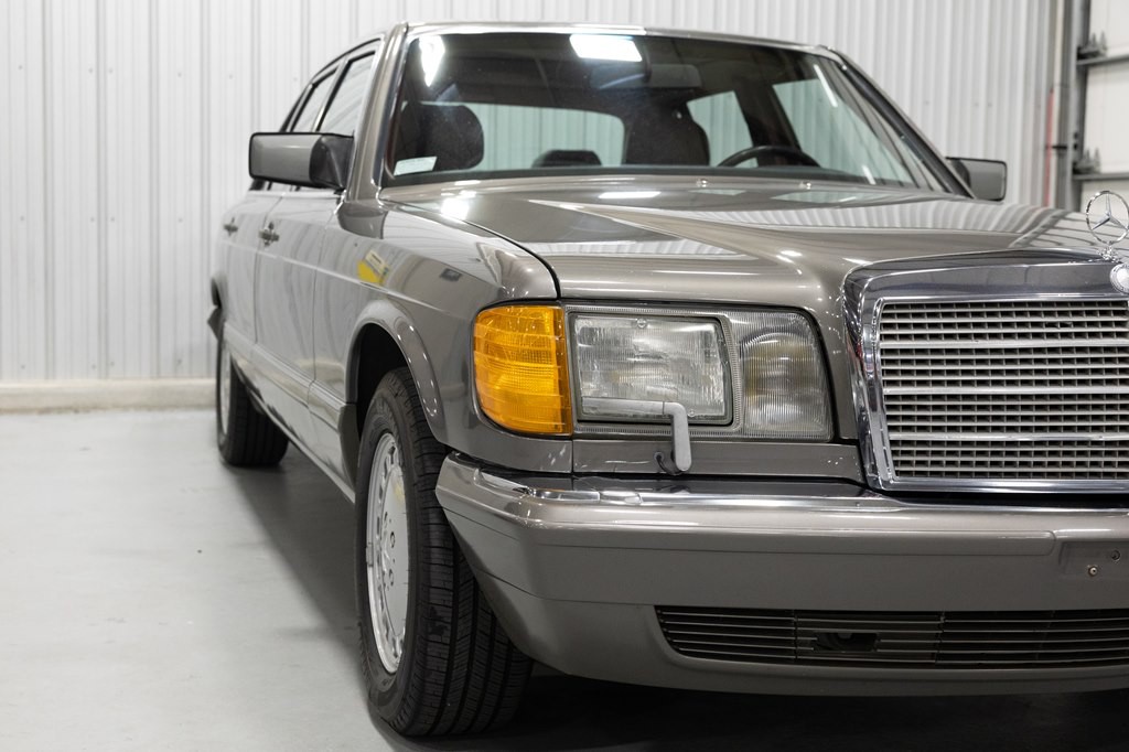 1988 Mercedes-Benz 560-Class Image 13