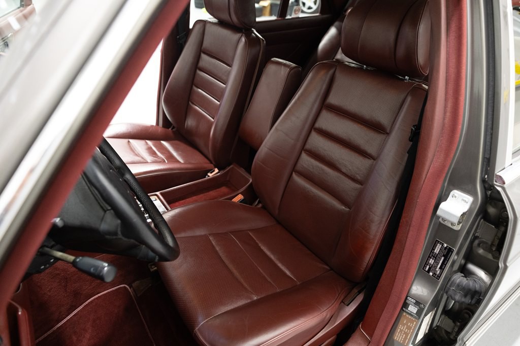 1988 Mercedes-Benz 560-Class Image 17