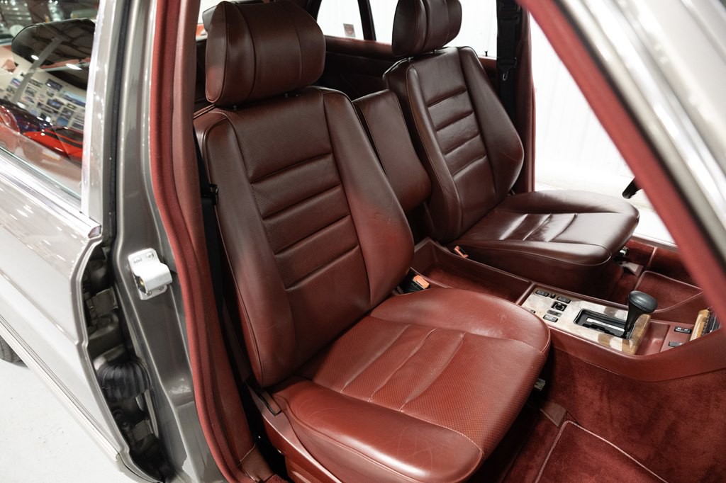 1988 Mercedes-Benz 560-Class Image 20