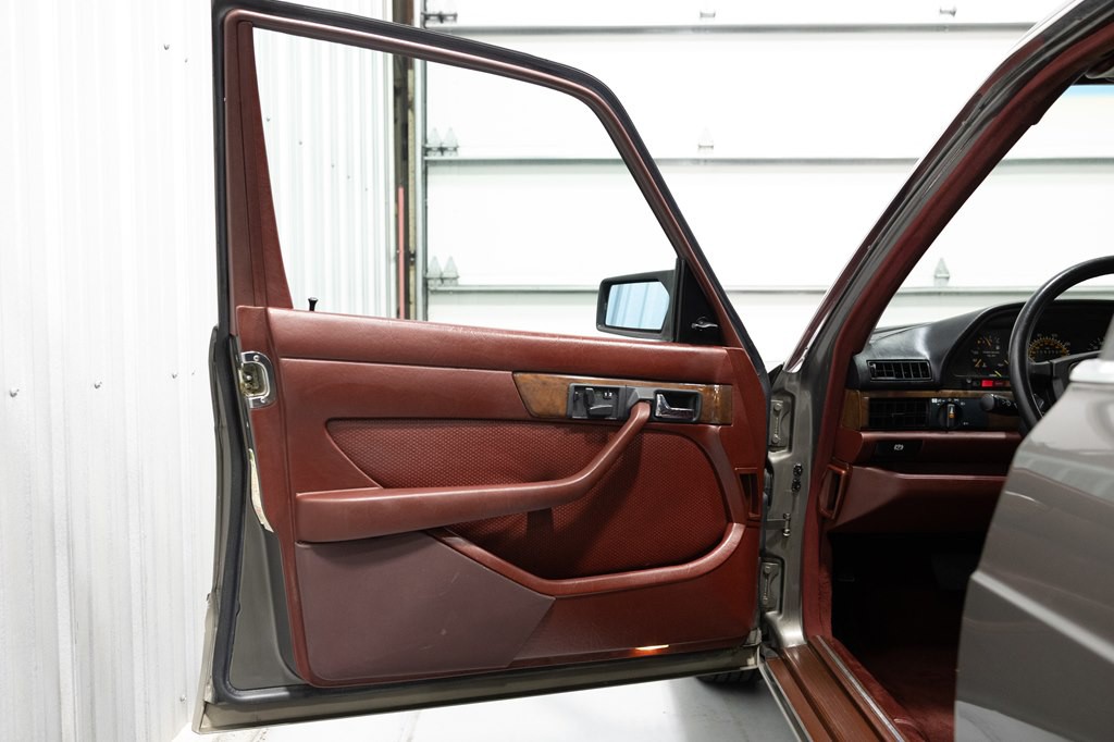 1988 Mercedes-Benz 560-Class Image 30