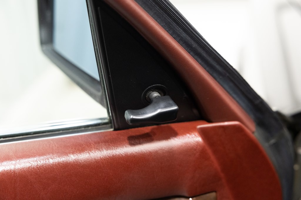 1988 Mercedes-Benz 560-Class Image 31