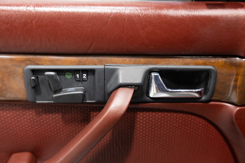 1988 Mercedes-Benz 560-Class Image 32