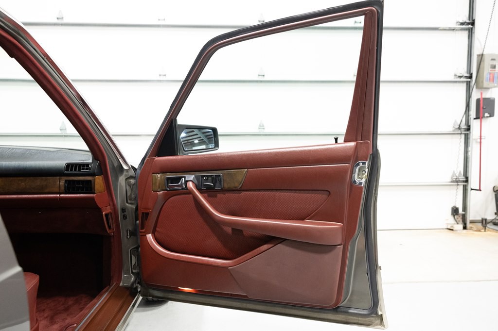 1988 Mercedes-Benz 560-Class Image 33