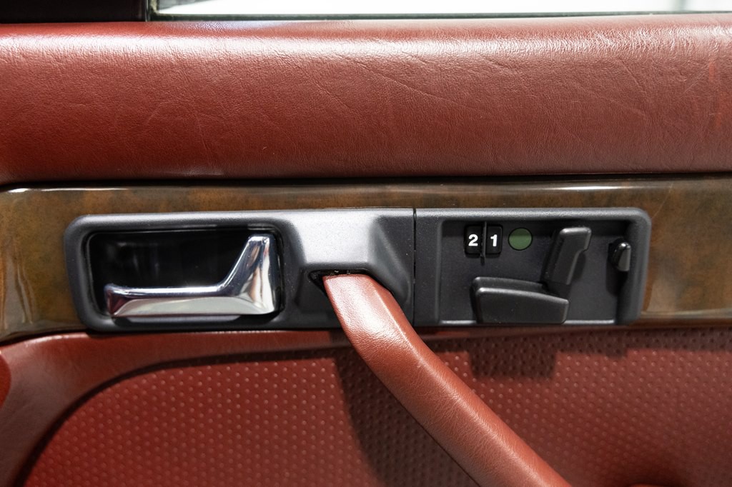 1988 Mercedes-Benz 560-Class Image 34