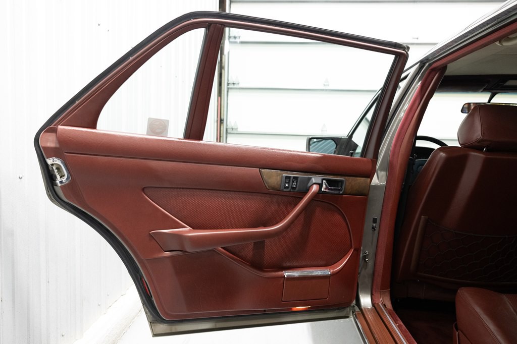 1988 Mercedes-Benz 560-Class Image 35