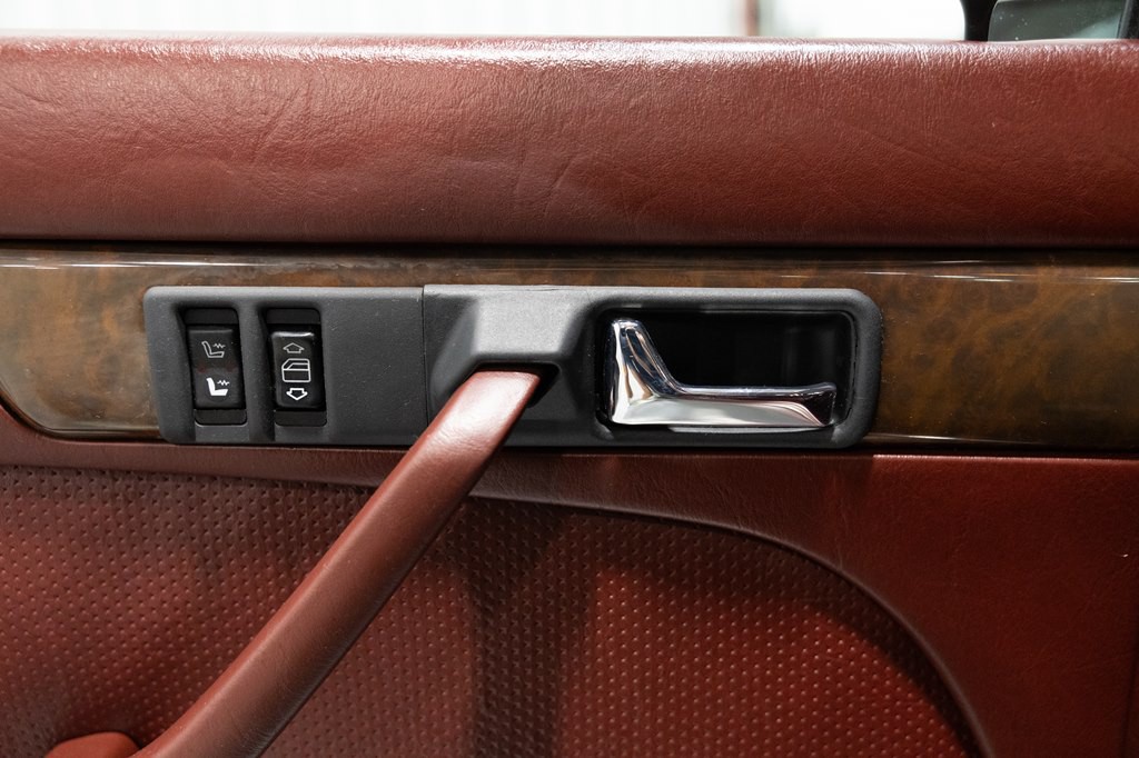 1988 Mercedes-Benz 560-Class Image 36