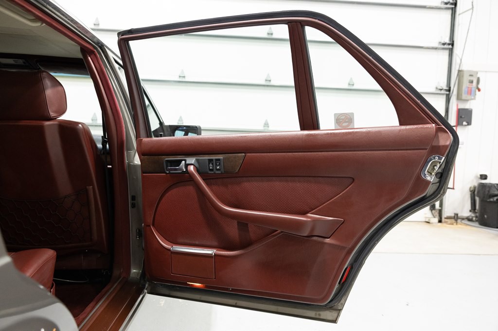 1988 Mercedes-Benz 560-Class Image 37