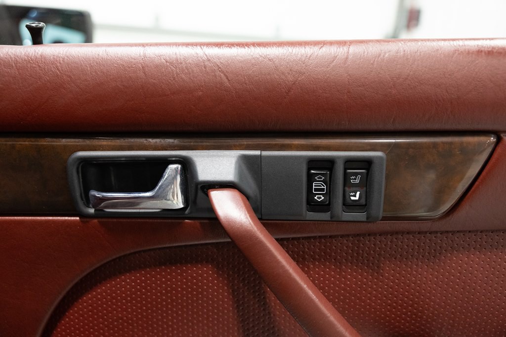 1988 Mercedes-Benz 560-Class Image 38