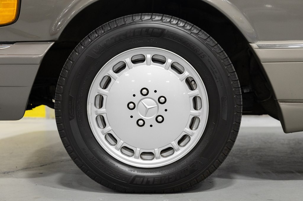 1988 Mercedes-Benz 560-Class Image 58