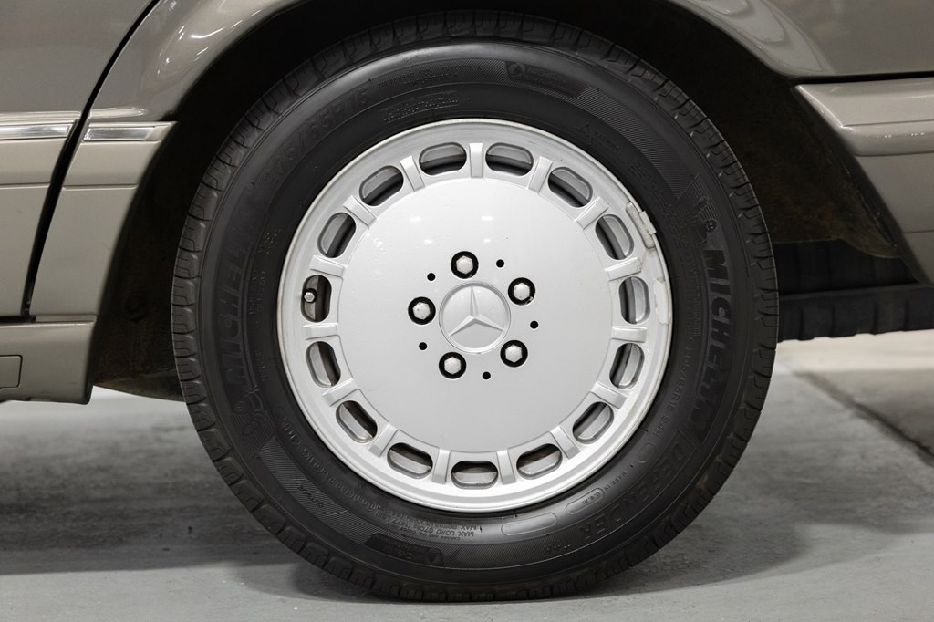 1988 Mercedes-Benz 560-Class Image 59