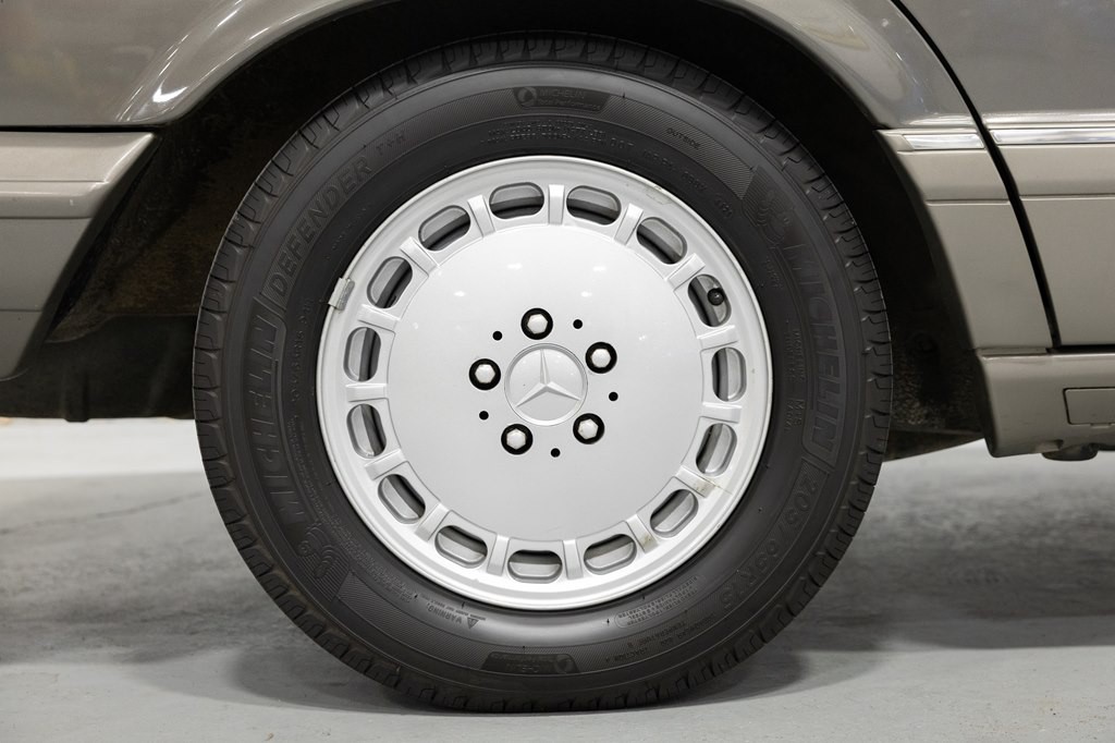 1988 Mercedes-Benz 560-Class Image 60