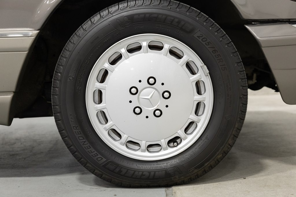 1988 Mercedes-Benz 560-Class Image 61