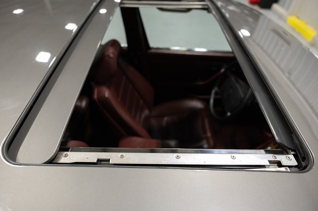 1988 Mercedes-Benz 560-Class Image 75