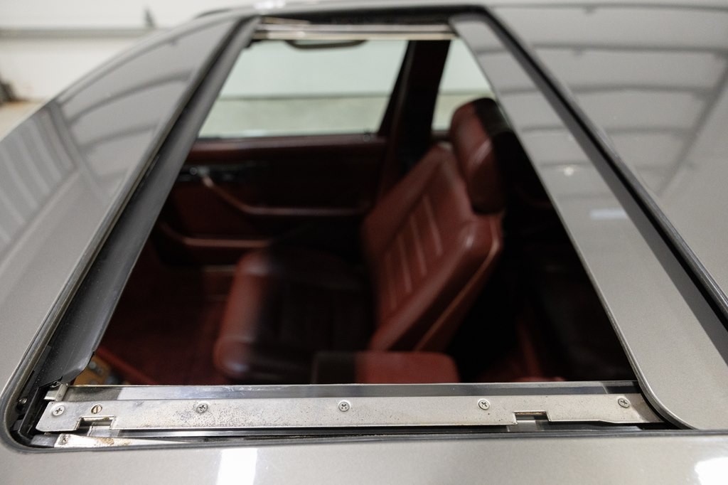 1988 Mercedes-Benz 560-Class Image 76