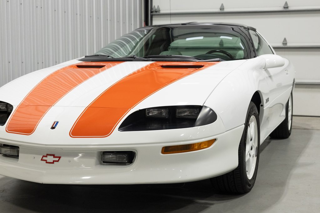 1997 Chevrolet Camaro Image 2