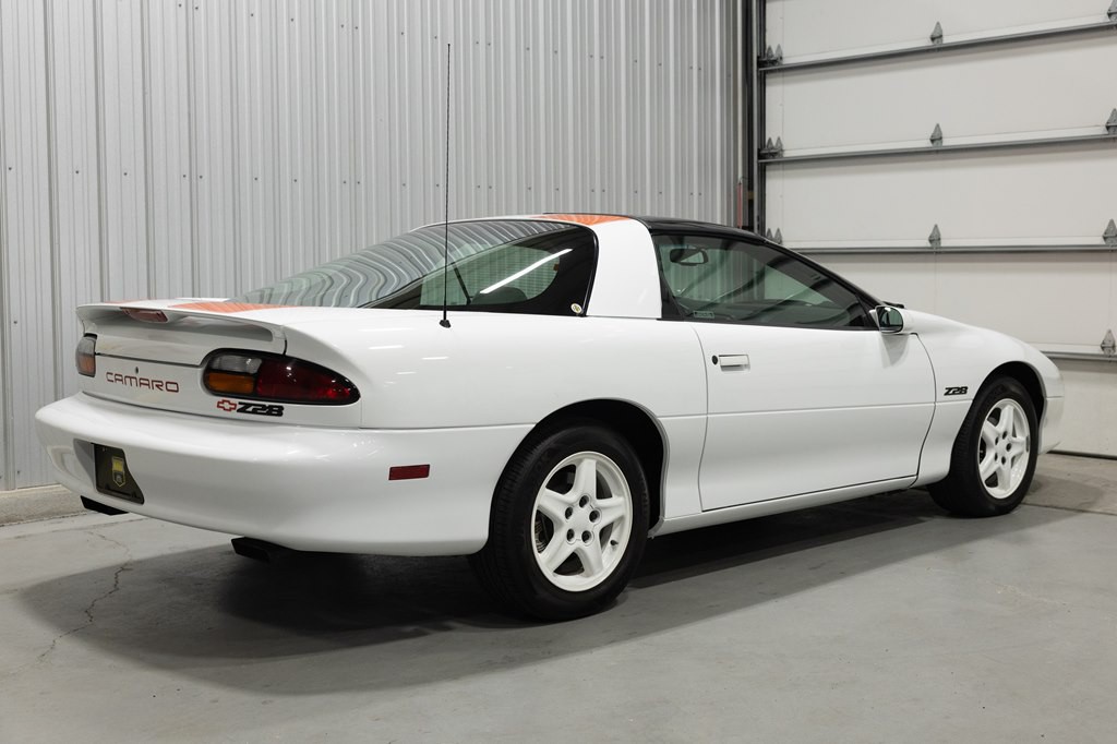 1997 Chevrolet Camaro Image 8