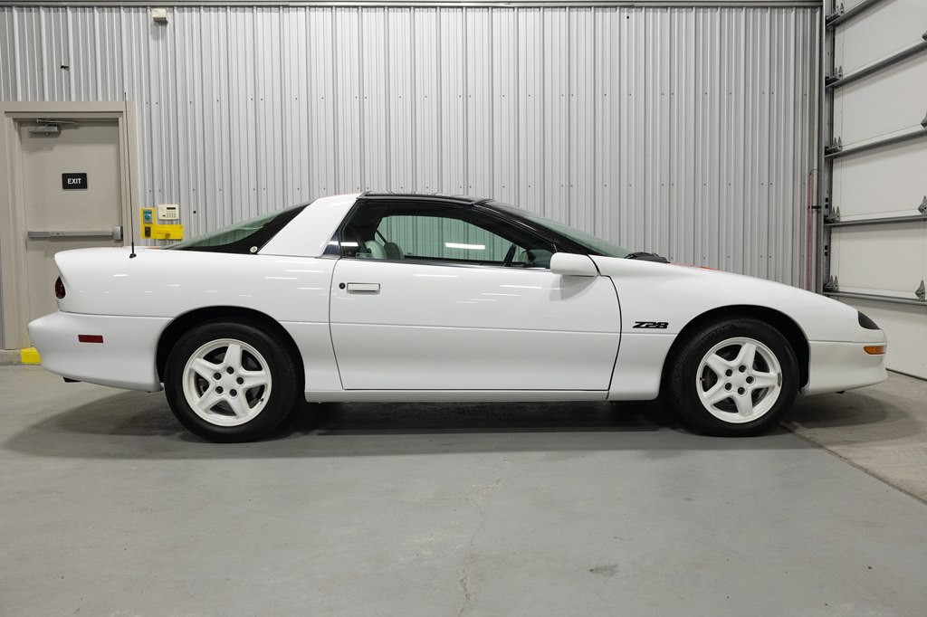 1997 Chevrolet Camaro Image 10