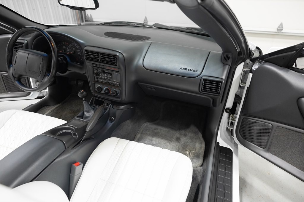 1997 Chevrolet Camaro Image 17