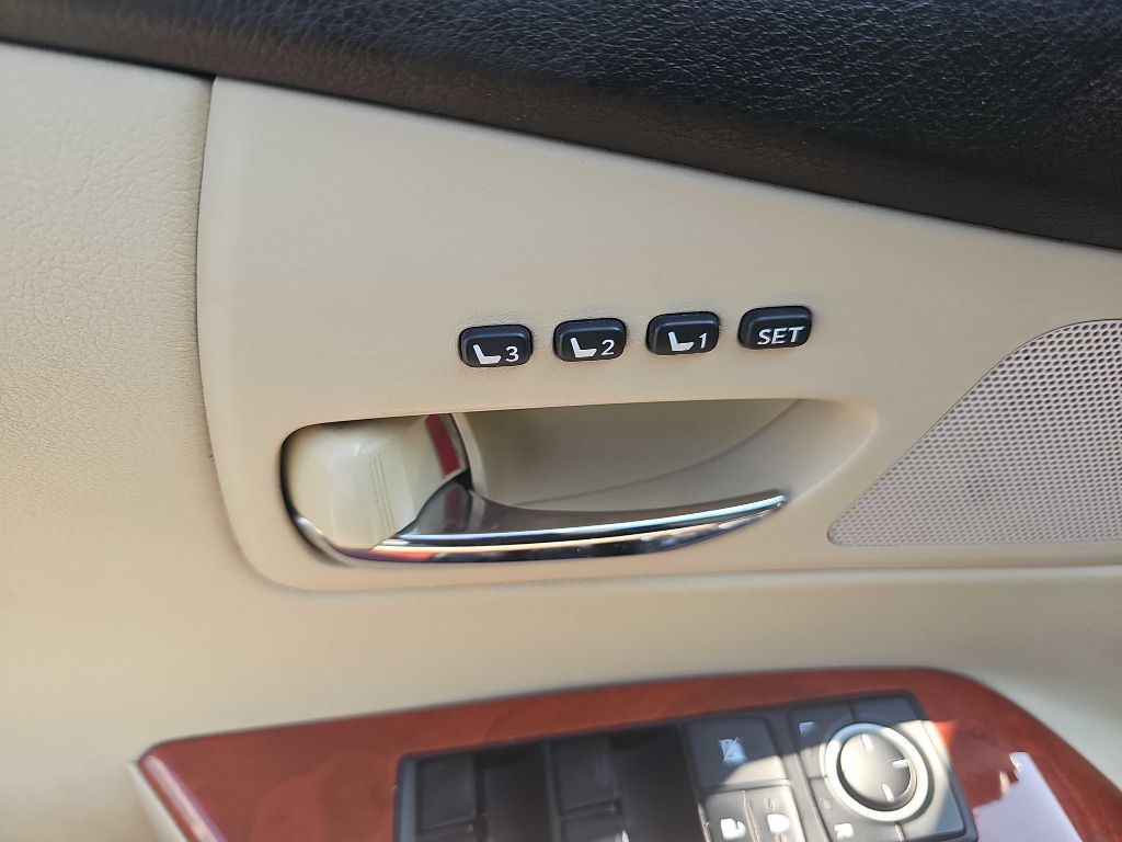 2010 Lexus RX Image 30