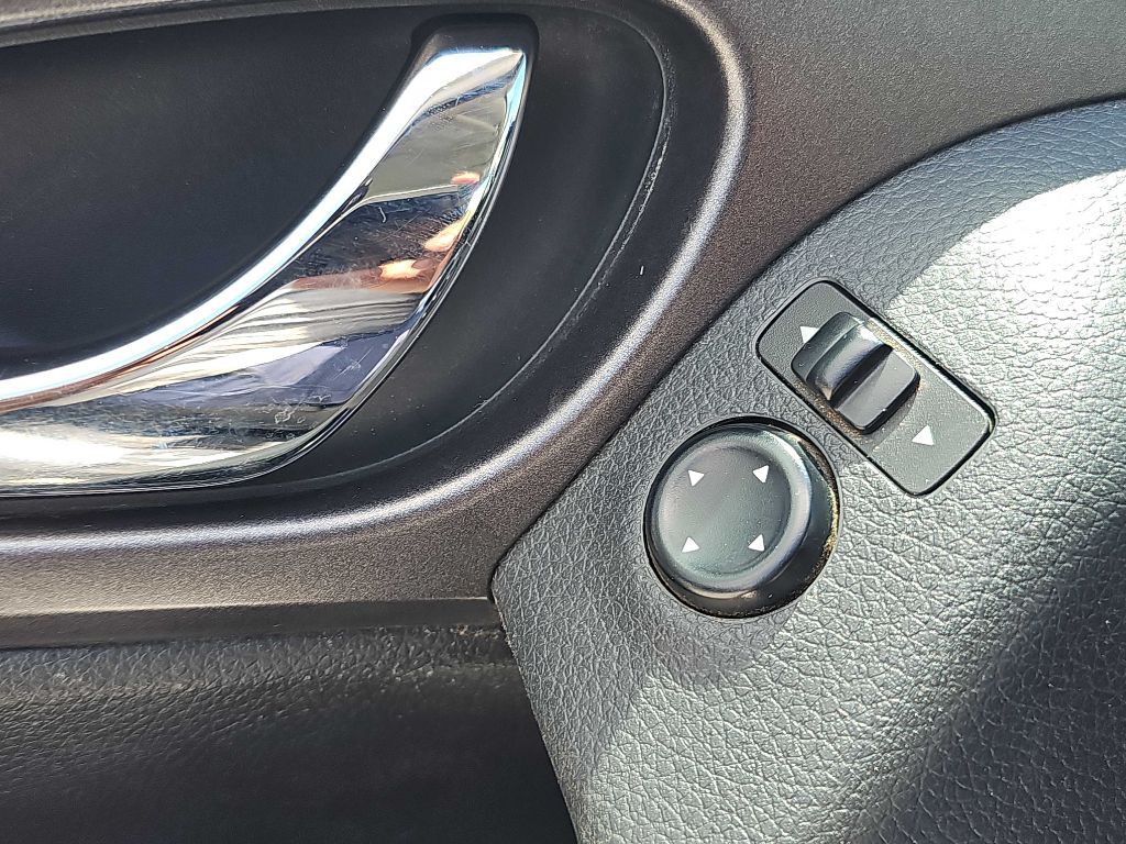 2016 Nissan Rogue Image 38