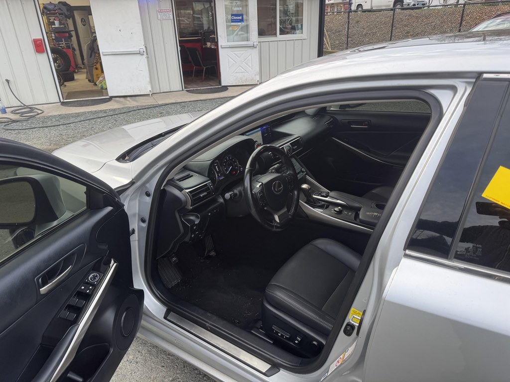 2017 Lexus IS Image 4