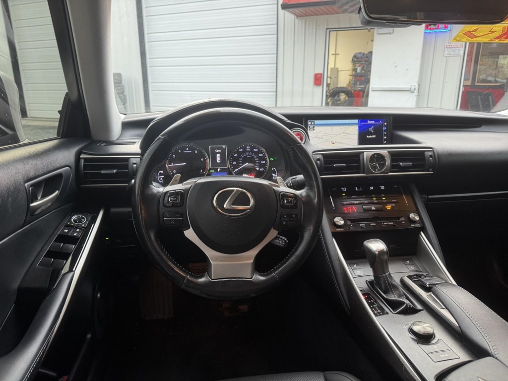 2017 Lexus IS Image 5