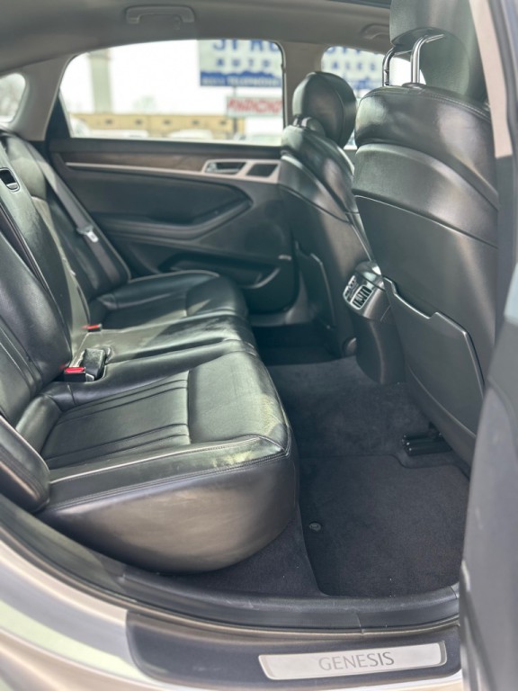 2017 Genesis G80 Image 13